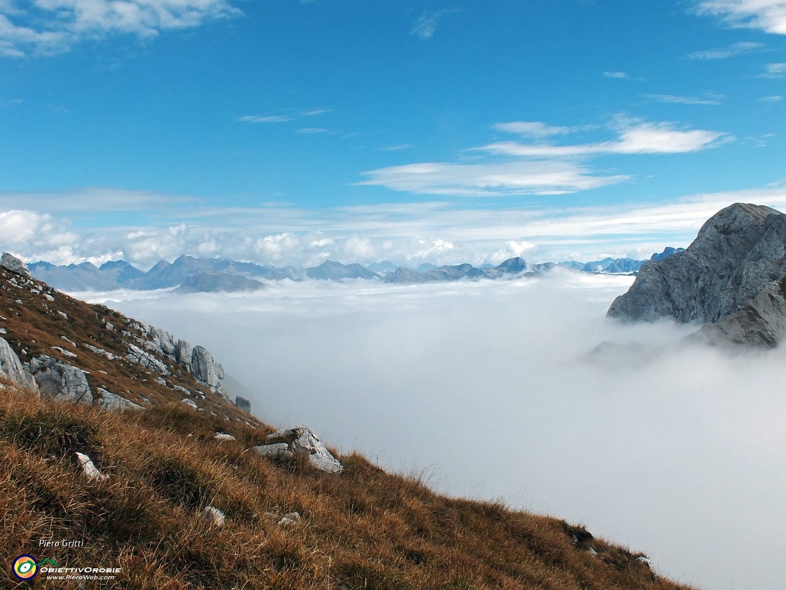 25 la nebbia mi insegue, ma io salgo....JPG